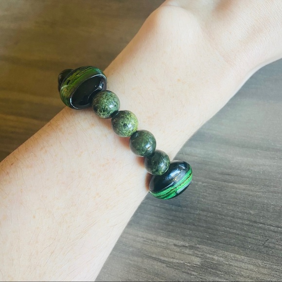Green Beaded Bracelet Handmade - Picture 2 of 4